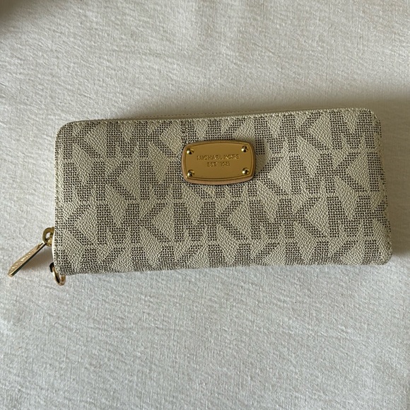 Michael Kors Wallet - Picture 1 of 8